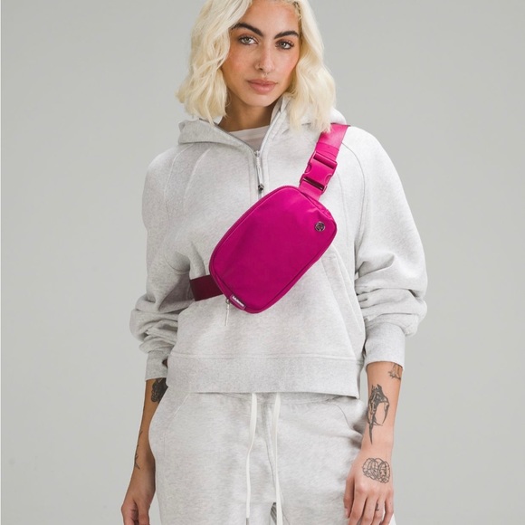 NEW Lululemon Everywhere Belt Bag in Wild Berry - Picture 5 of 6